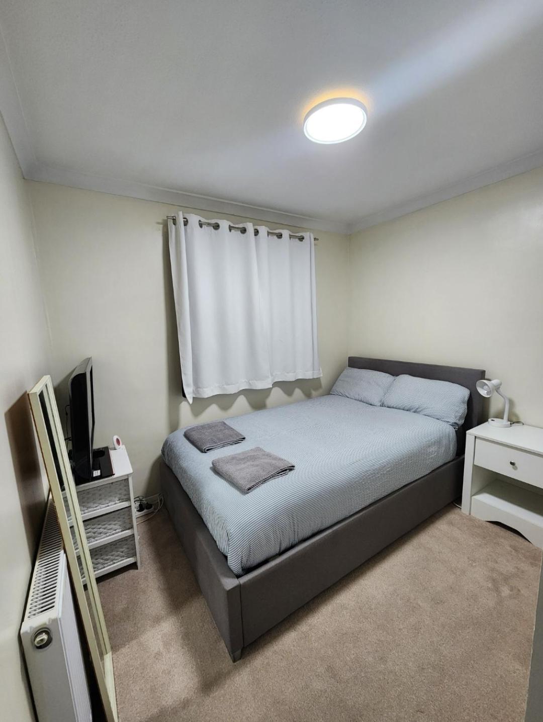 Double Room In Crawley,Gatwick,West Sussex Ifield Exterior foto